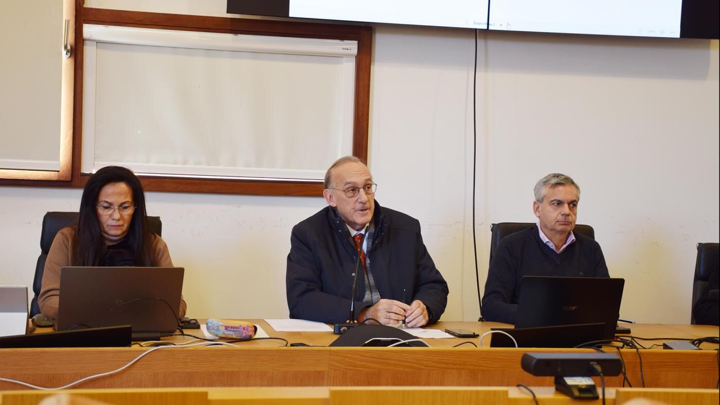 Manuel Reigosa, rector de la Universidade de Vigo (centro), durante su intervención en el Consello de Goberno