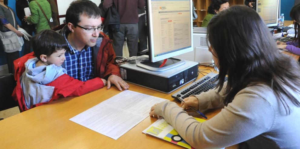 Foto de archivo de oficinas de información en un proceso de escolarización previo