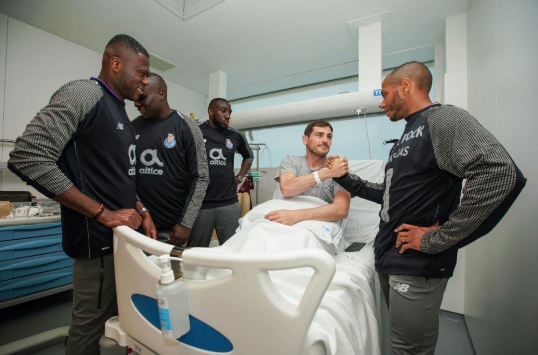 La plantilla del Oporto visita a Casillas en el hospital