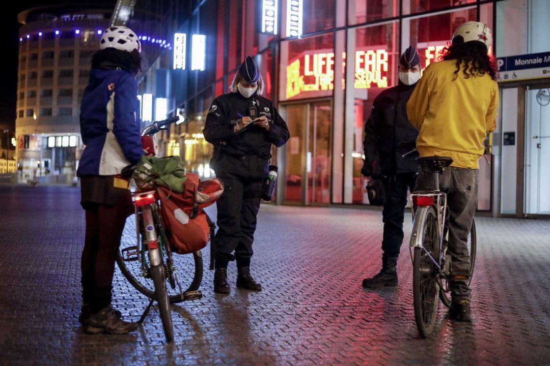 Un grupo de agentes de la Policía de Bélgica impone dos sanciones por violar el toque de queda nocturno 