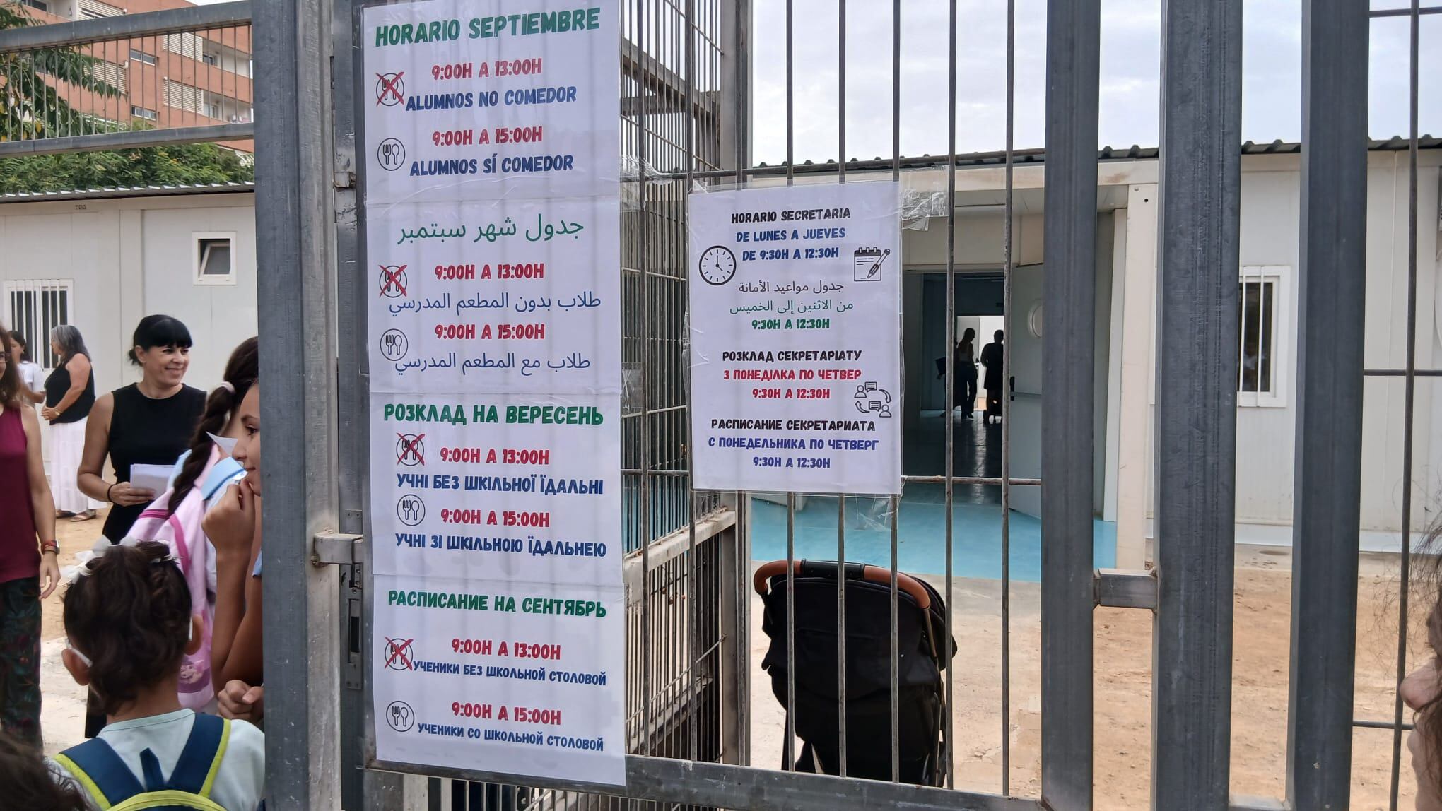 Carteles en varios idiomas en el CEIP Pla - Carolinas