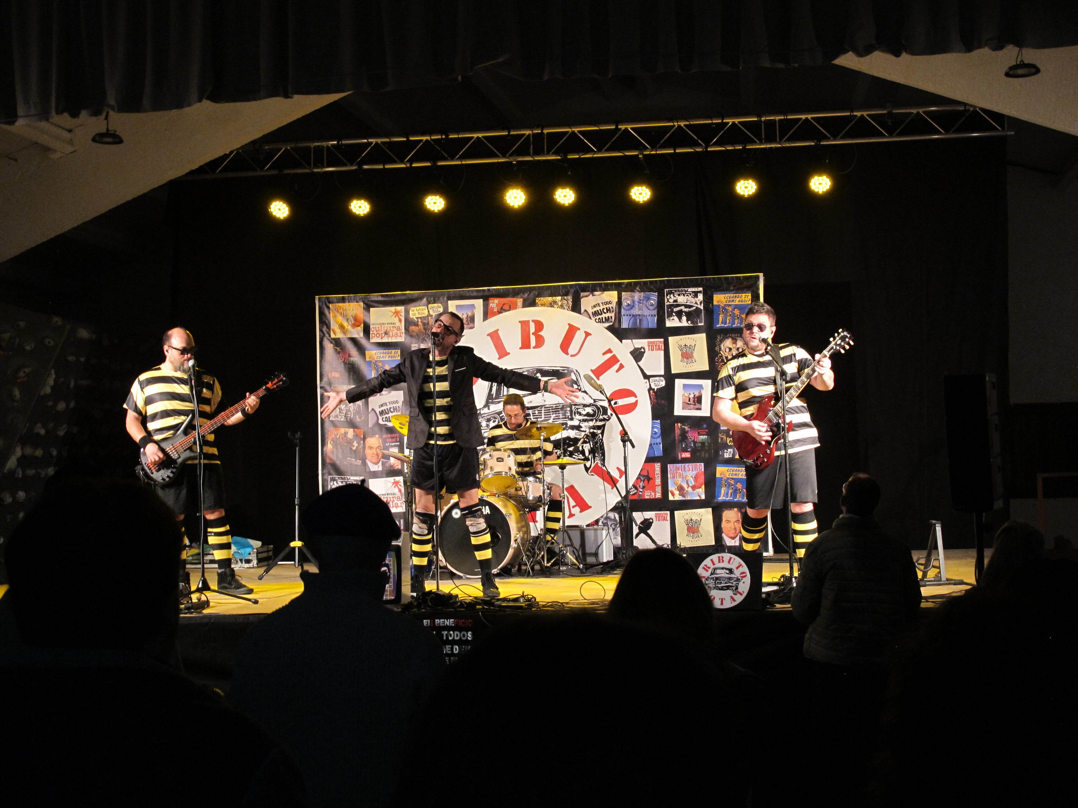 Actuación en Loarre de Tributo Total