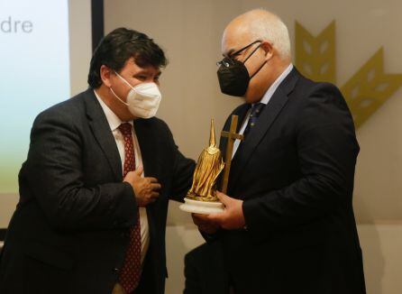 El alcalde de Huelva,Gabriel Cruz, hace entrega del Premio Cruz de Guía 2021 a la Hermandad del Nazareno.Recoge Marcos de la Corte, su hermano mayor