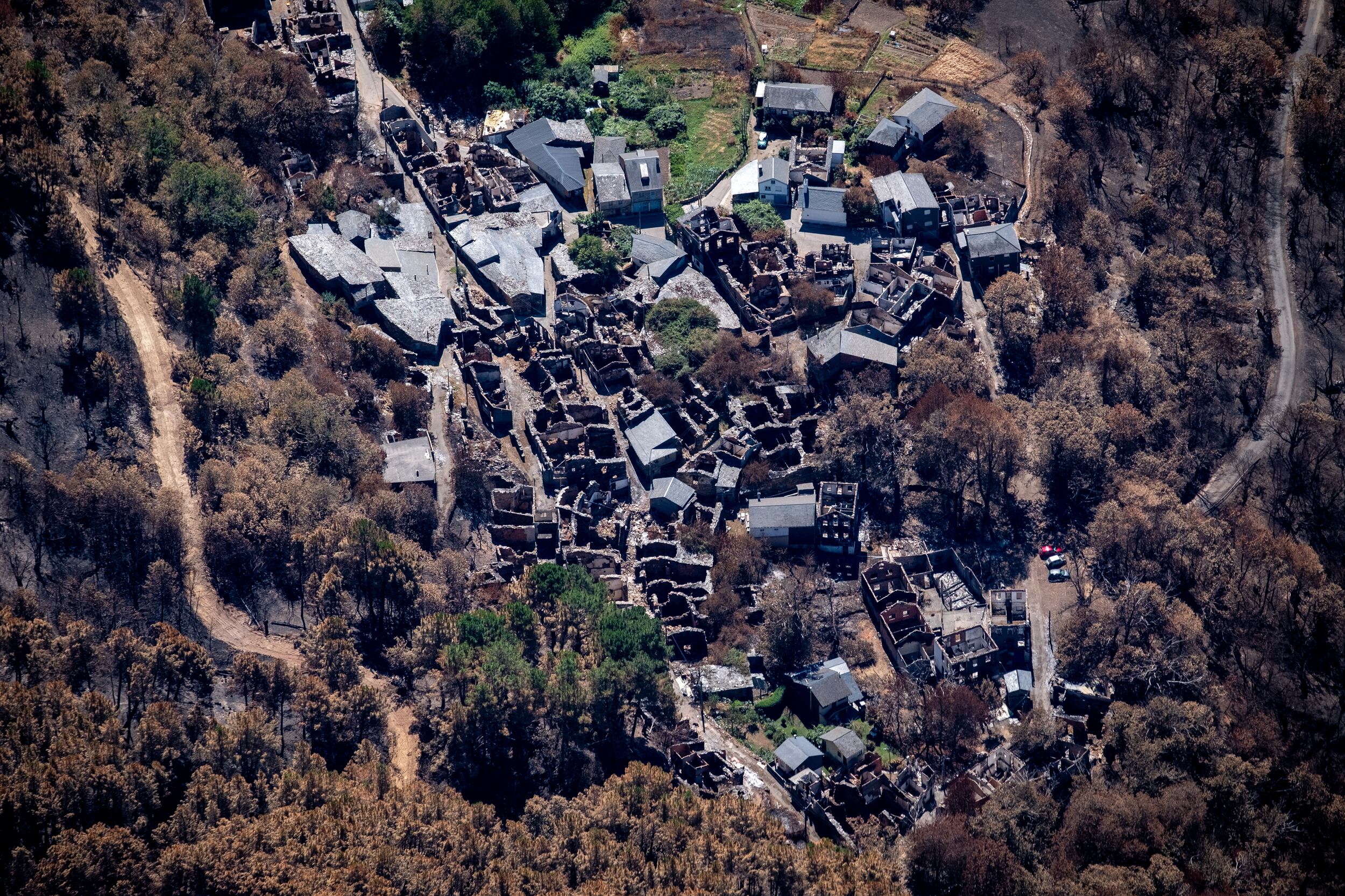 San Vicente de Leira (izquierda) en el municipio de Vilamartín de Valdeorras, Ourense, ha quedado reducido a un puñado de casas dañadas y otras tantas reducidas a escombros.