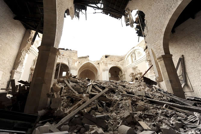 Estado en ruinas de la basílica de Collemaggio en L&#039;Aquila una semana después del terremoto que se ha cobrado la vida de 294 personas