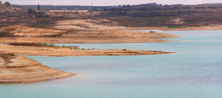 FOTOGALERÍA | Imagen del pantano de La Pedrera (cuenca hidrográfica del Segura) y que muestra un estado de extrema sequía.