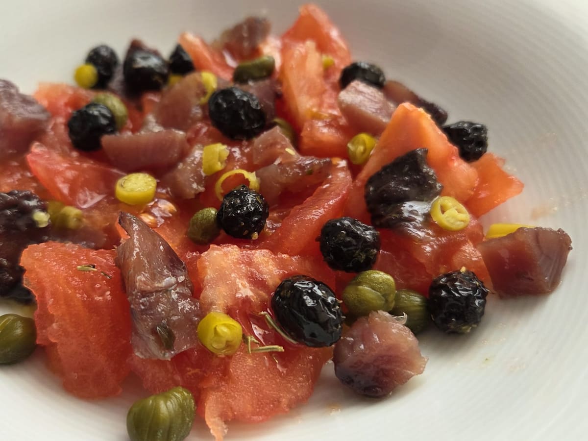 Amanida amb olives negres, salaons i envinagrats (per Santi Hernández)