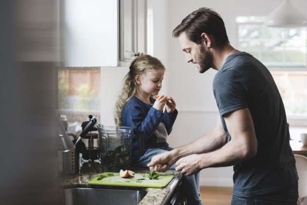 Dejar que los niños entren en la cocina es una buena forma de iniciarlos en la alimentación saludable.