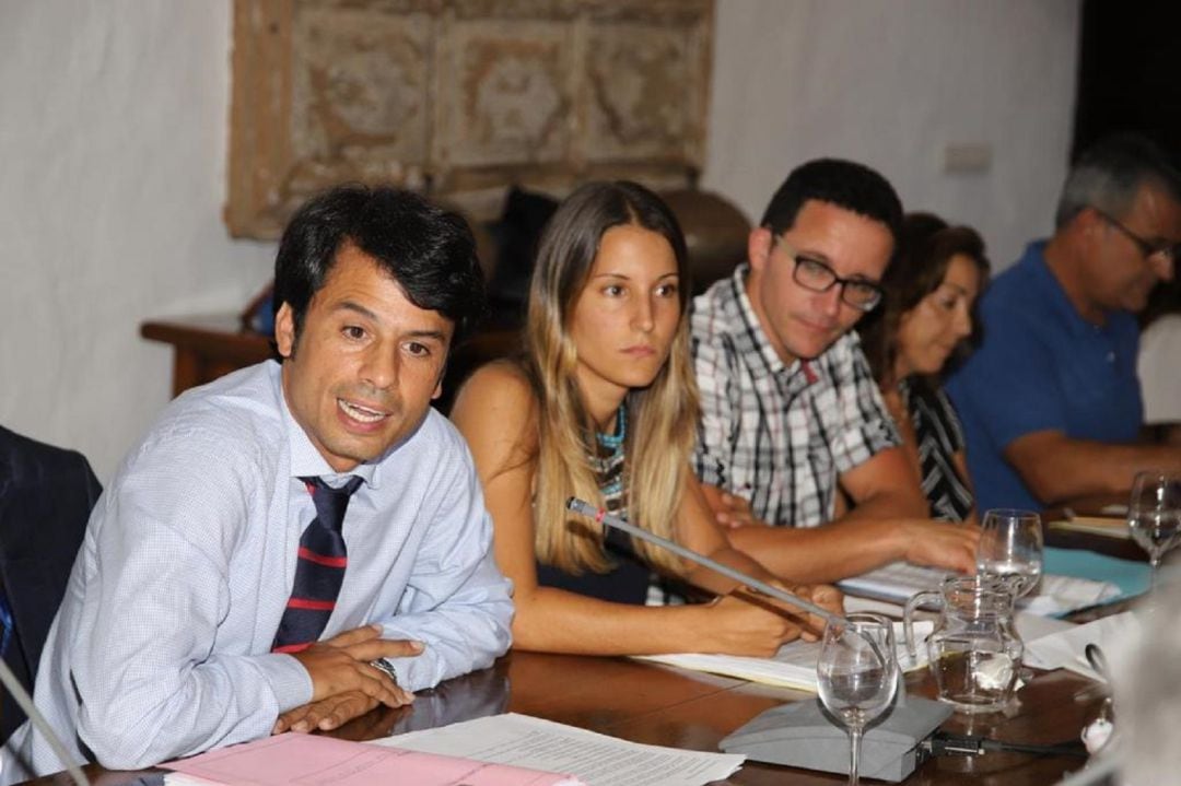Concejales del PSOE en uno de los plenos del Ayuntamiento de Teguise.