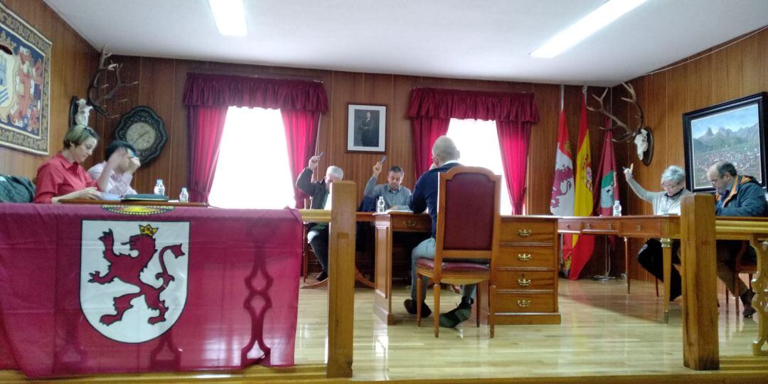 Momento de votación en el Ayuntamiento de Riaño