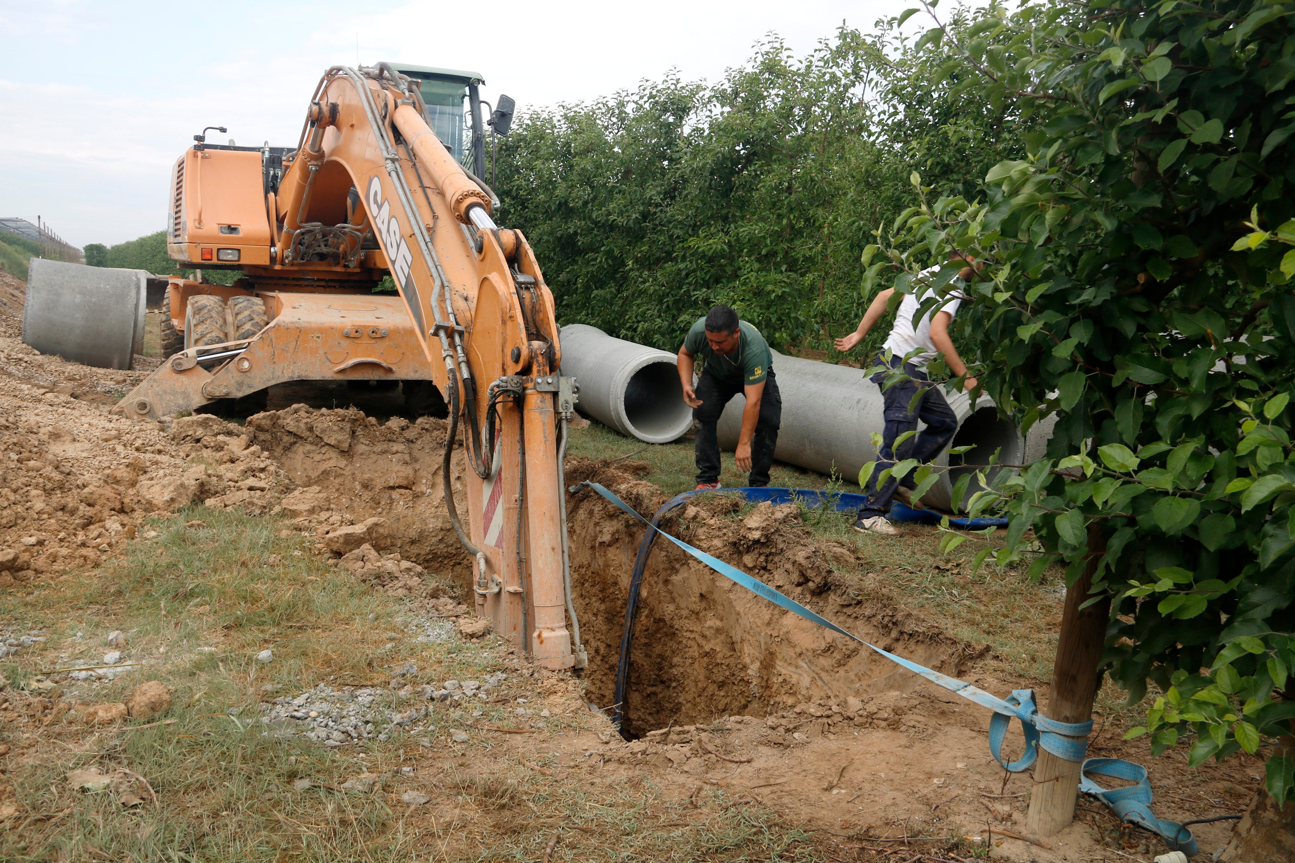 El tancament del canal d'Urgell ha obligat pagesos a buscar pous per poder regar o almenys mantenir els arbres. Foto: ACN.