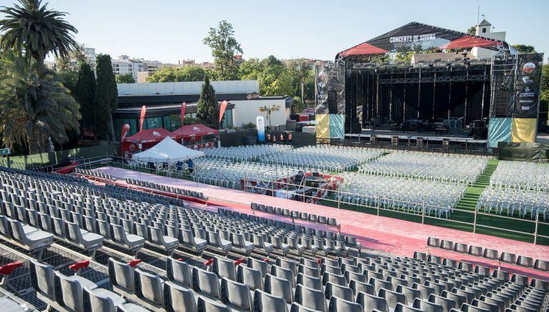 Imagen de la grada montada para los Conciertos de Viveros