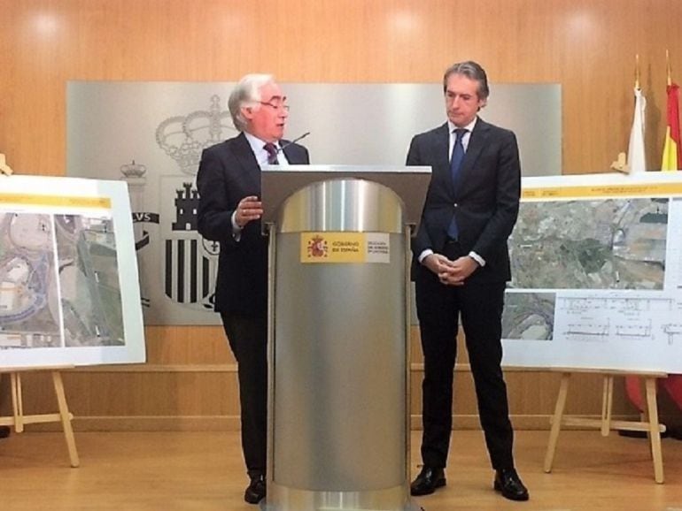 Íñigo de la Serna, ministro de Fomento junto al jefe de la Demarcación de Carreteras del Ministerio de Fomento en Cantabria, Fernando Hernández Alastuey