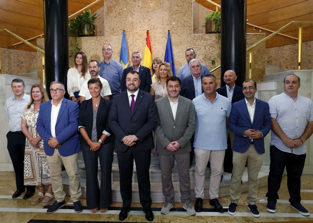 Foto de familia de los alcaldes mineros con el presidente Barbón, ex alcalde de Laviana y ex presidente de ACOM. Mino García es el tercero por la derecha en la primera fila. 