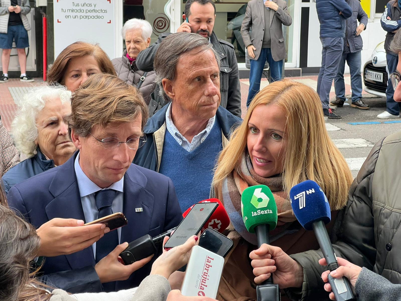 Rocío García Alcántara, candidata a la alcaldía de Alcobendas por el PP junto al alcalde de Madrid, Jose Luis Martínez Almeida en un acto de campaña