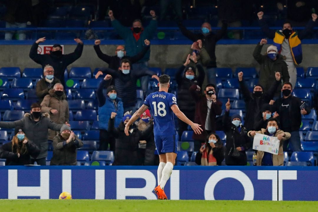 Giroud celebra el gol con los aficionados