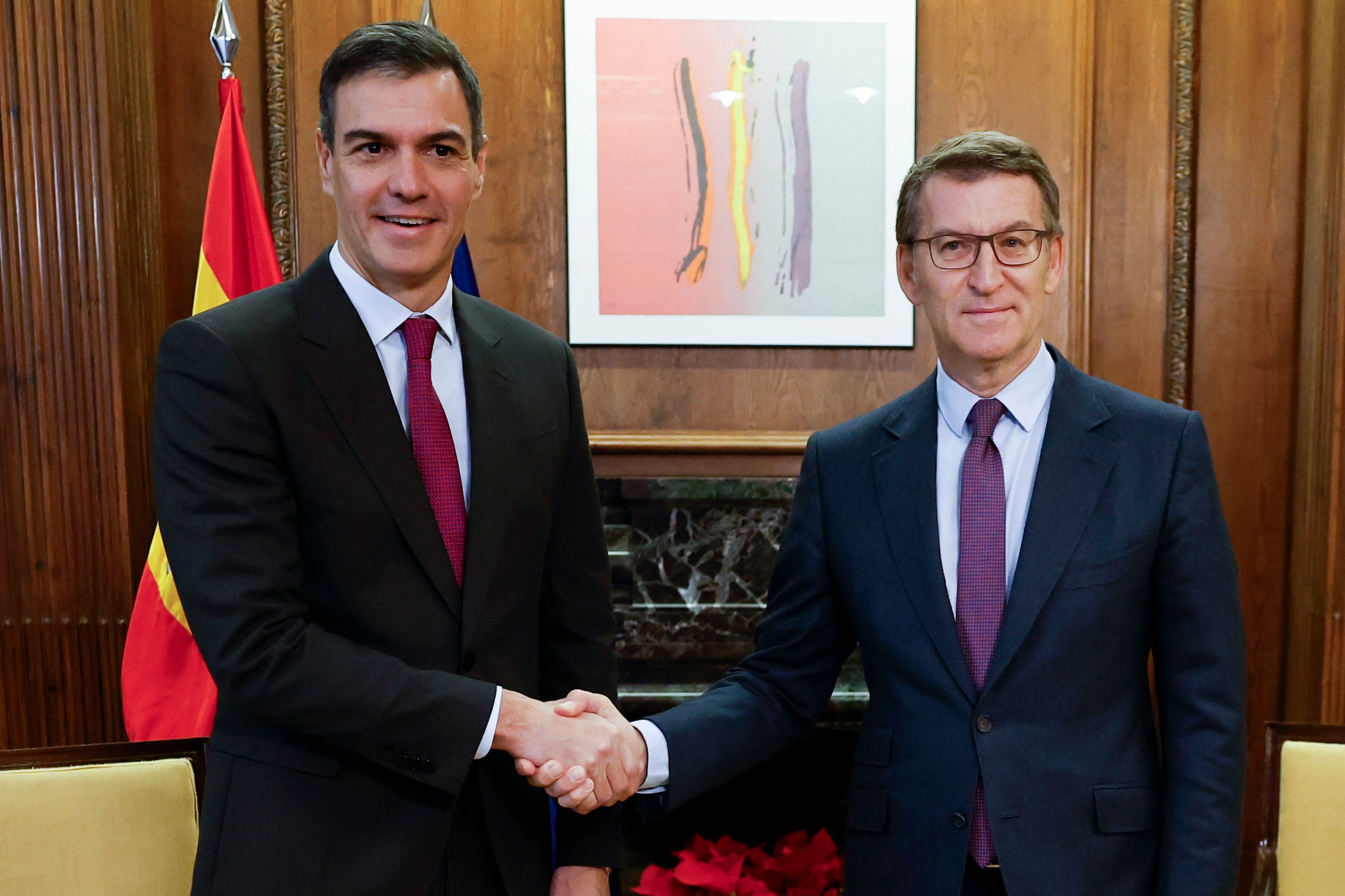 MADRID, 22/12/2023.- El presidente del Gobierno, Pedro Sánchez (i) y el líder del PP, Alberto Núñez Feijóo (d) durante su encuentro este viernes en el Congreso de los Diputados en Madrid. EFE/ Chema Moya
