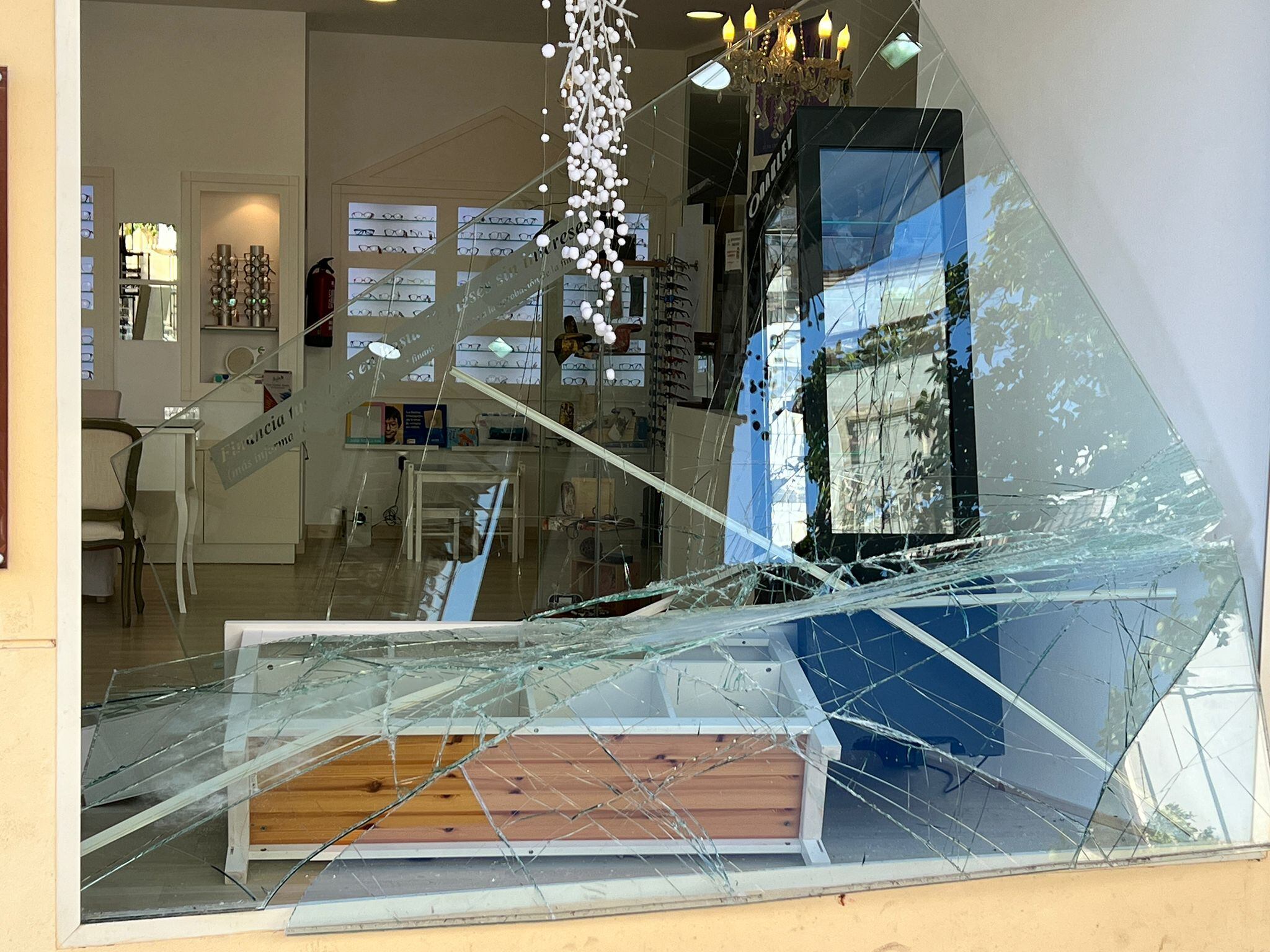 El escaparate de la óptica tras el robo