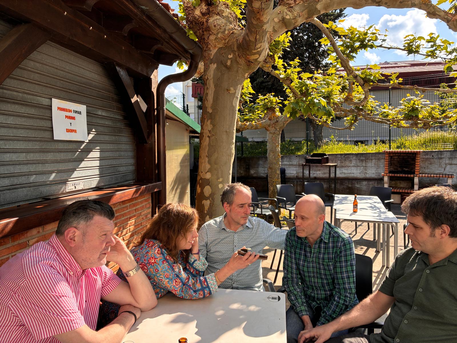 Mireia Alonso ejerciendo de "reportera dicharachera" con Josu Mugerza, Óscar Treviño, Iñaki Alfageme y Unai Altuna