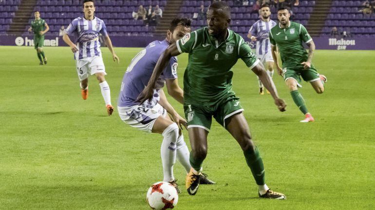 Koné intenta controlar el balón ante la presión de Alberto Guitián