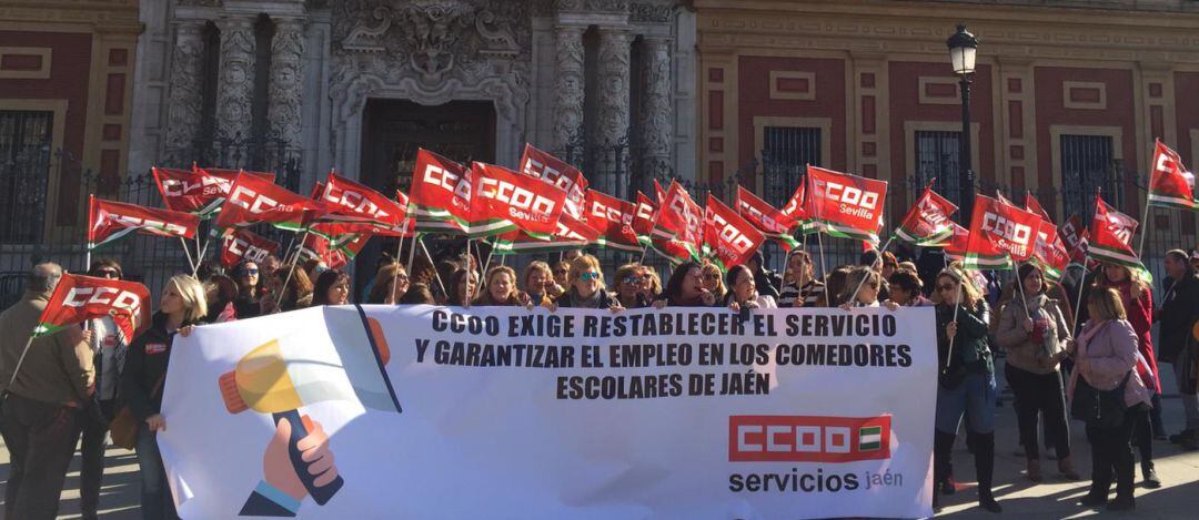 Alrededor de 100 personas se han manifestado a las puertas del Palacio de San Telmo para exigir una solución al problema de los comedores escolares en la provincia de Jaén.