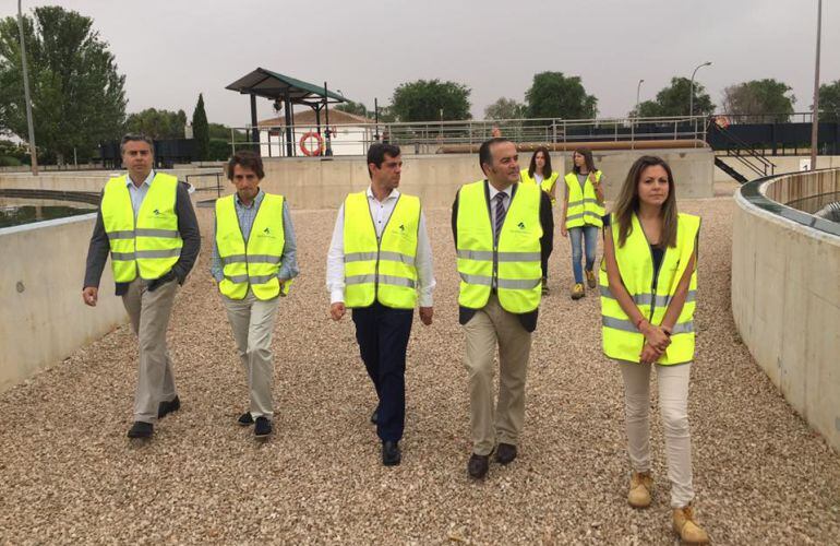 Javier Cuenca visita la estación depuradora de Albacete junto al delegado del Gobierno, José Julián Gregorio