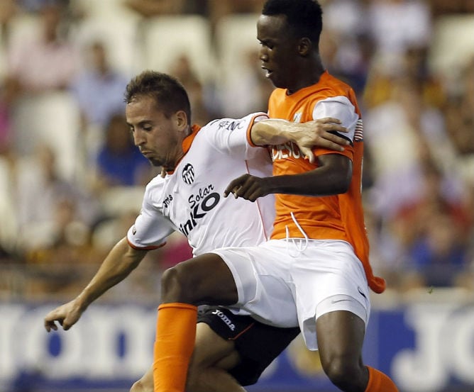 Joao Pereira y Fabrice pugnan por un balón en Mestalla