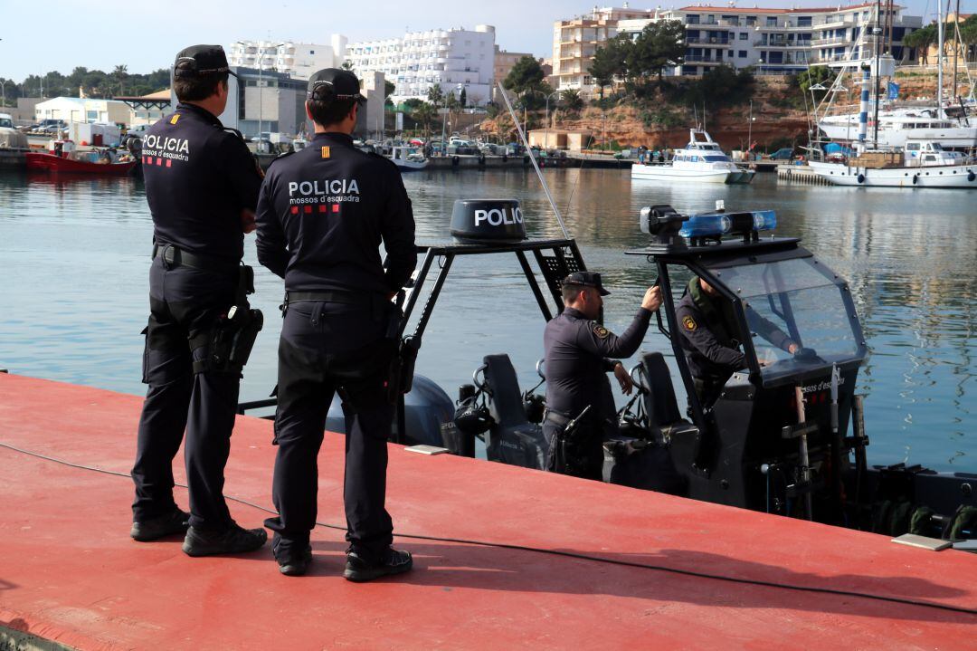 Agents de la Unitat Aquàtica que forma part del projecte de la policia del mar