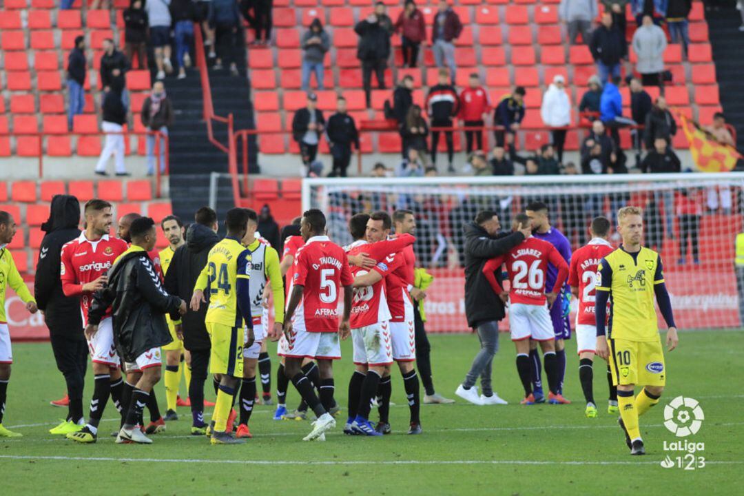 Los jugadores del Nástic celebran su triunfo ante la decepción de los numantinos.