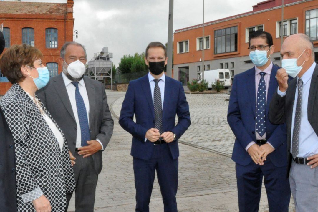 Jose Manuel Caballero, presidente de la Diputación junto al director del Centro y el Rector Julián Garde, entre otros.