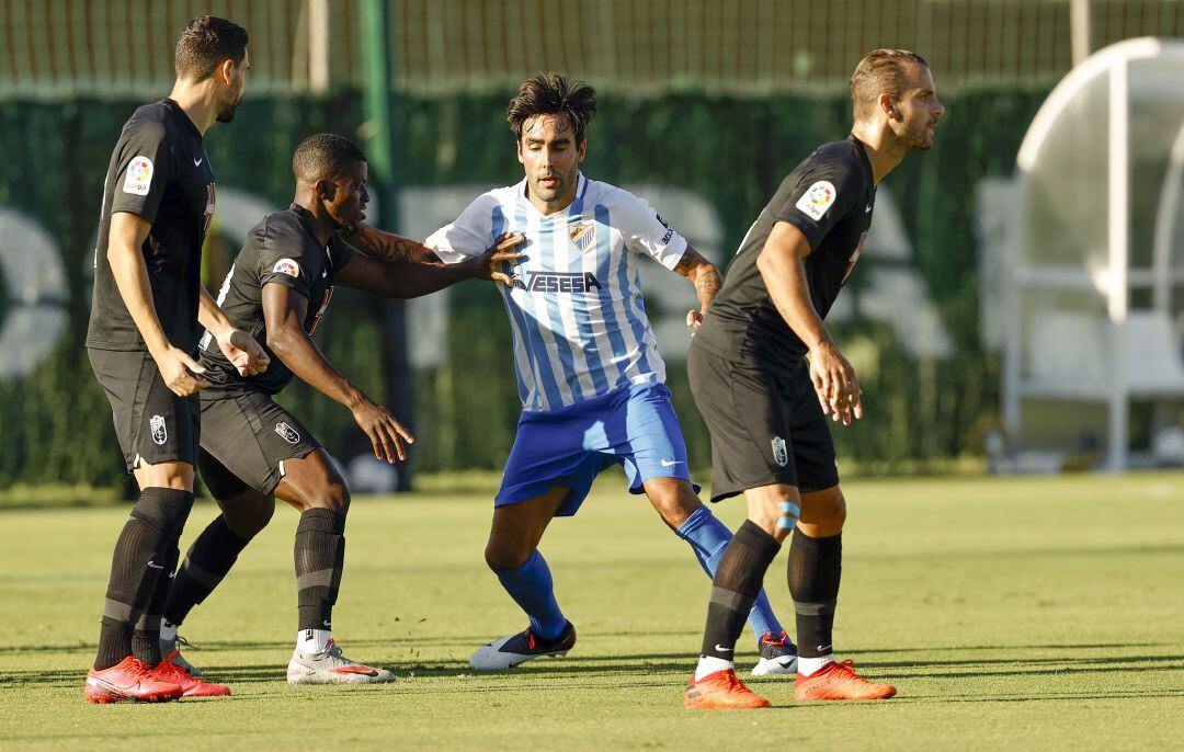 Alberto Escassi pelea por la posición en su primer partido con el Málaga