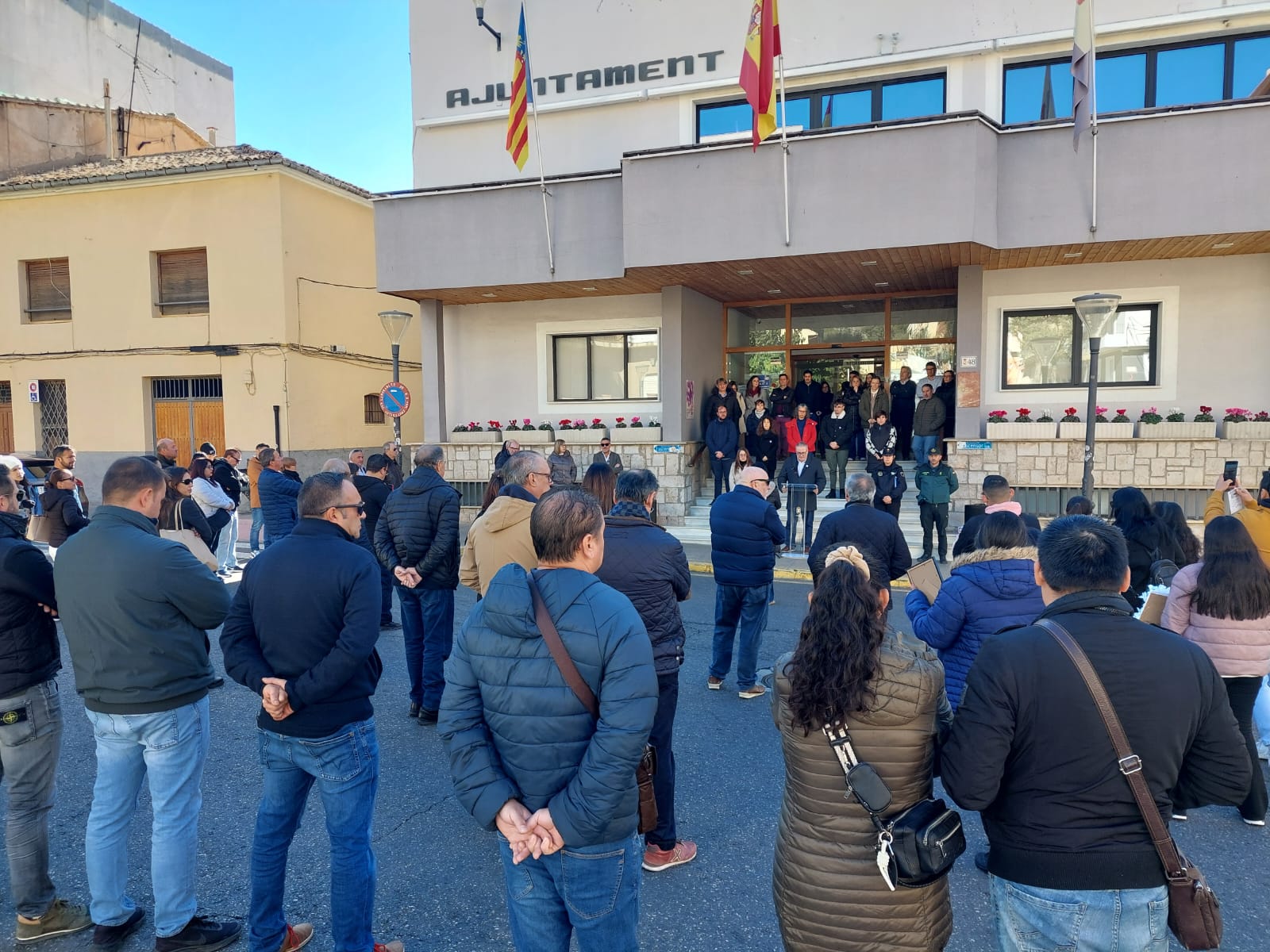Homenaje a las víctimas mortales de Industrias Climber a las puertas del Ayuntamiento de Ibi
