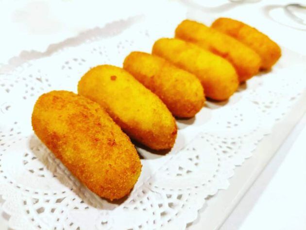 Ración de croquetones de bacalao, del Asador Aratz, en San Sebastián