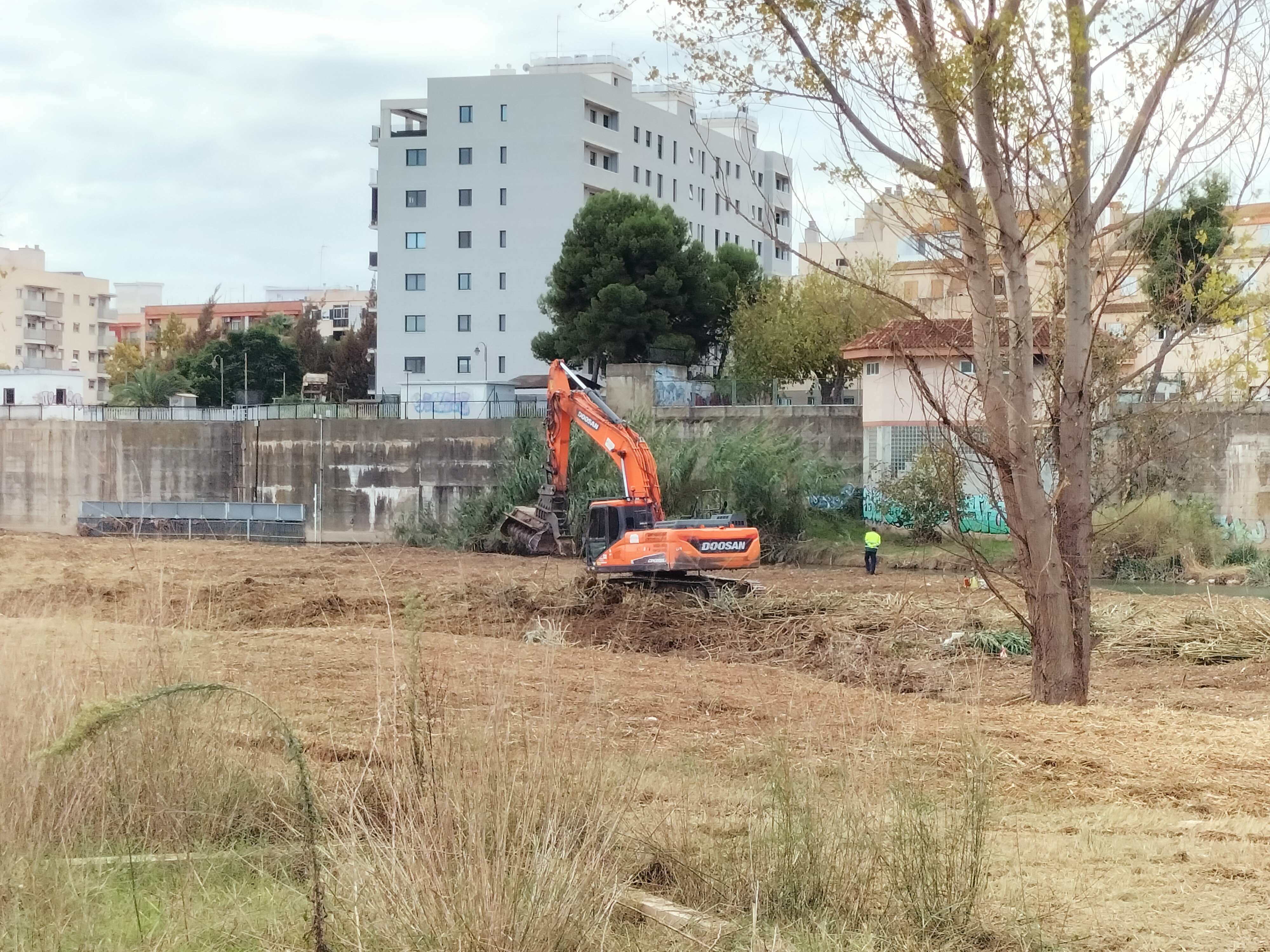 Máquina trabajando en el azud de la Cassola del Repartiment.