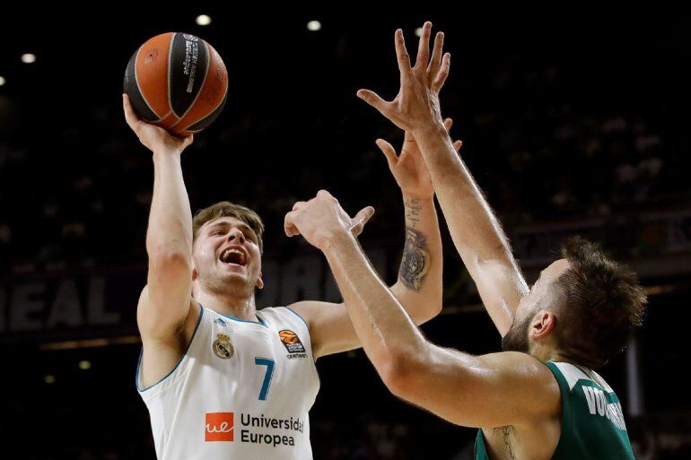 El base esloveno del Real Madrid Luka Doncic lanza ante el griego Ian Vougioukas, del Panathinaikos, durante el cuarto partido de los cuartos de final de la Euroliga de baloncesto disputado esta noche en el Palacio de los Deportes, en Madrid. 