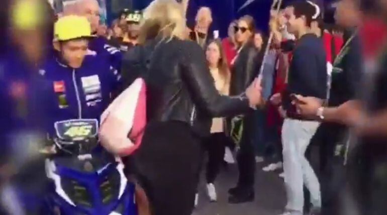 Valentino Rossi pega una coz a una aficionada en Cheste