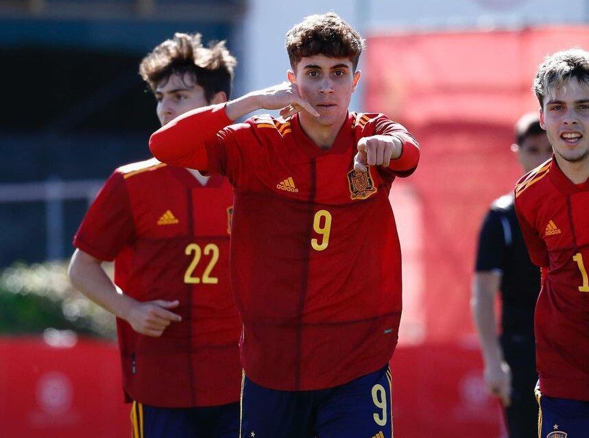 Álvaro Ginés celebra un tanto con la sub17