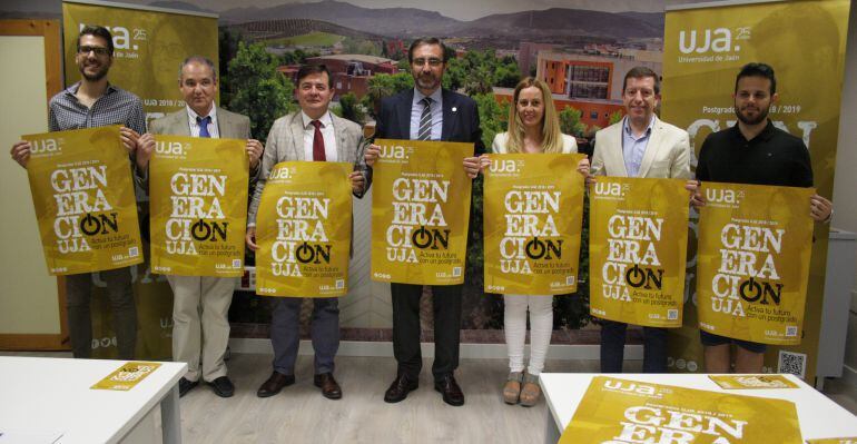 Responsables educativos de la Universidad de Jaén, con el rector Juan Gómez en el centro, presentan la campaña informativa de postgrados.