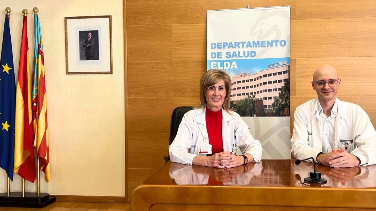 La gerente del Departamento de Salud de Elda, Beatriz Massa; junto al nuevo director médico, Francisco Canals