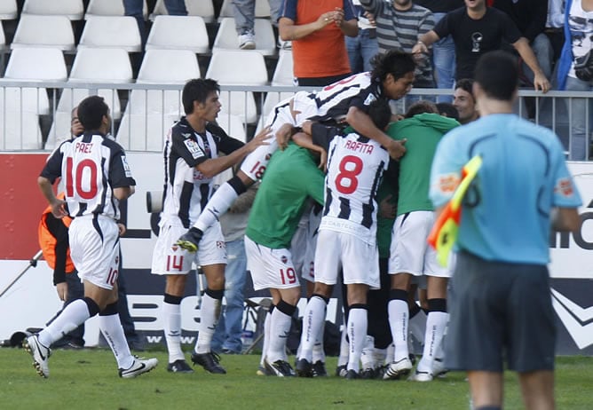 Los jugadores del Castellón celebran el gol de Emaná (Betis) en propia puerta