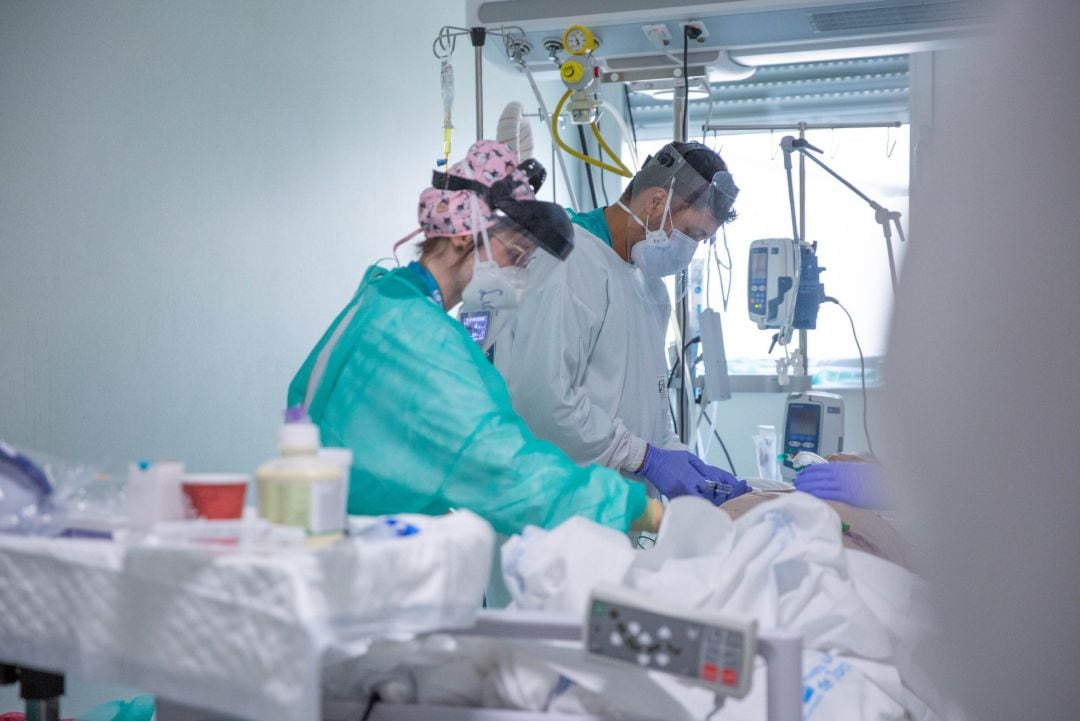 Especialistas y paciente en UCI
