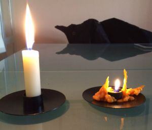 Test de combustión. A la izquierda vela de parafina. A la derecha la de cera de abeja