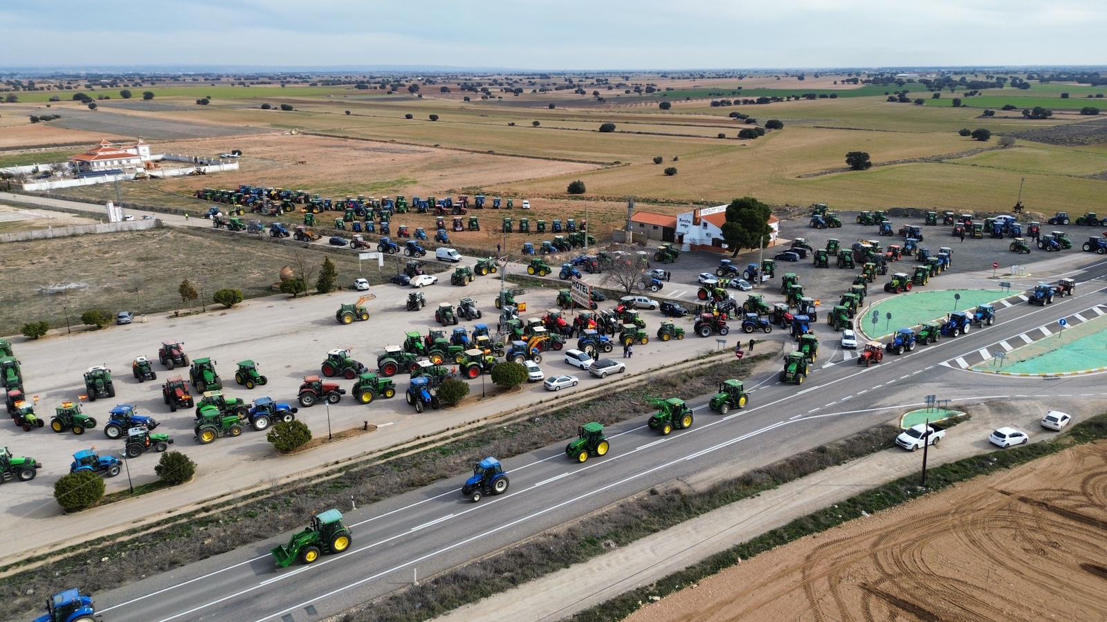 Imagen de dron de los tractores movilizados hoy en La Mancha conquense