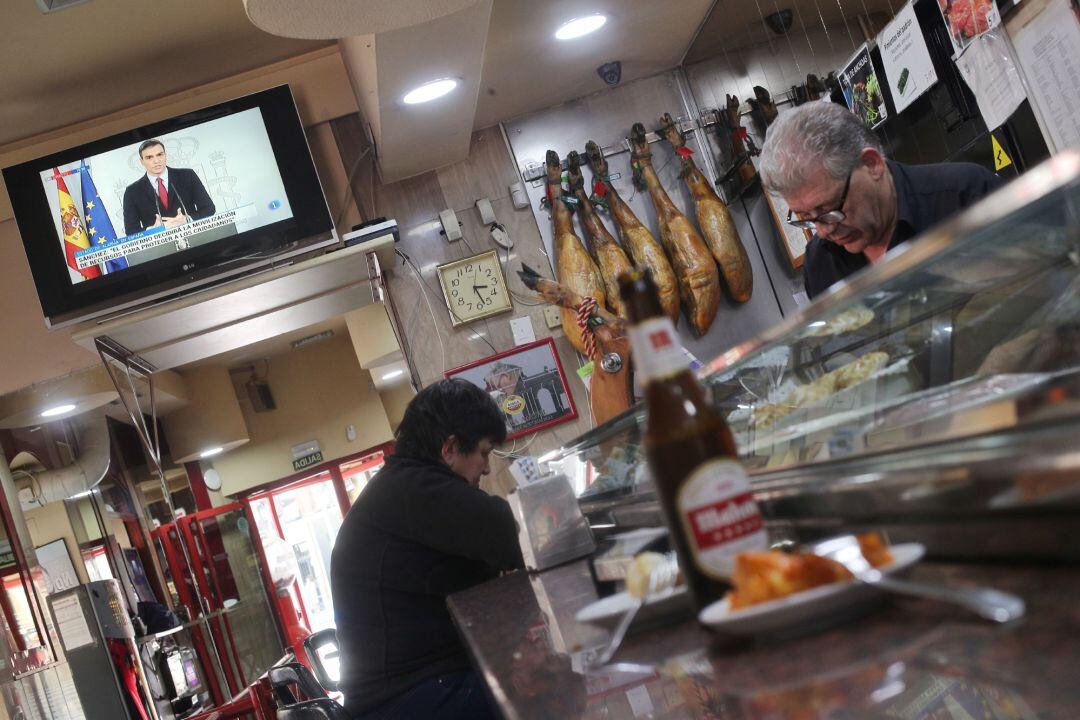 Imagen de un bar un día antes del cierre de la hostelería