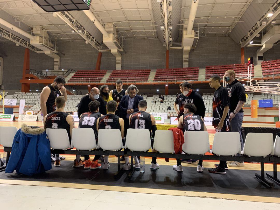 Jugadores y técnicos del Círculo Gijón Baloncesto durante un tiempo muerto.