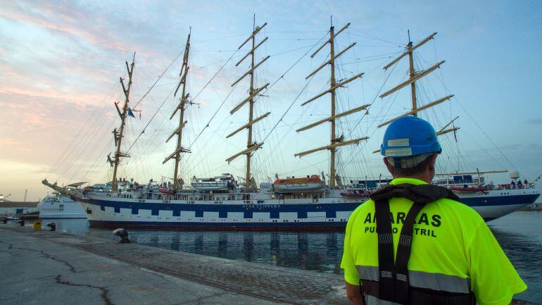 El crucero Royal Clipper atracado en el Puerto de Motril