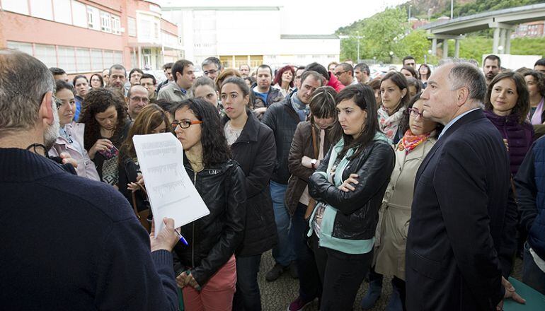 Imagen de archivo de opositores, antes de entrar al examen.