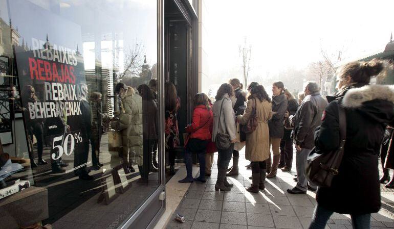 Clientes entrando en un establecimiento comercial durante las Rebajas.