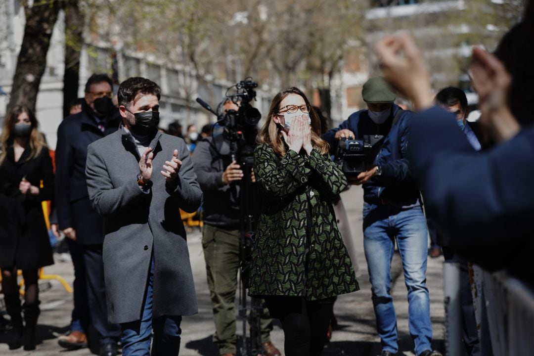 La exconsellera de Agricultura, Ganadería, Pesca y Alimentación de la Generalitat Meritxell Serret lanza besos acompañada del portavoz de ERC en el Congreso, Gabriel Rufián, a su salida del Tribunal Supremo.