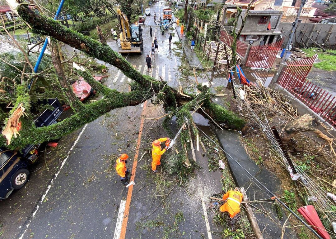 Daños causados por los fuertes vientos del tifón Goni, en la localidad de Tiagon, Filipinas.